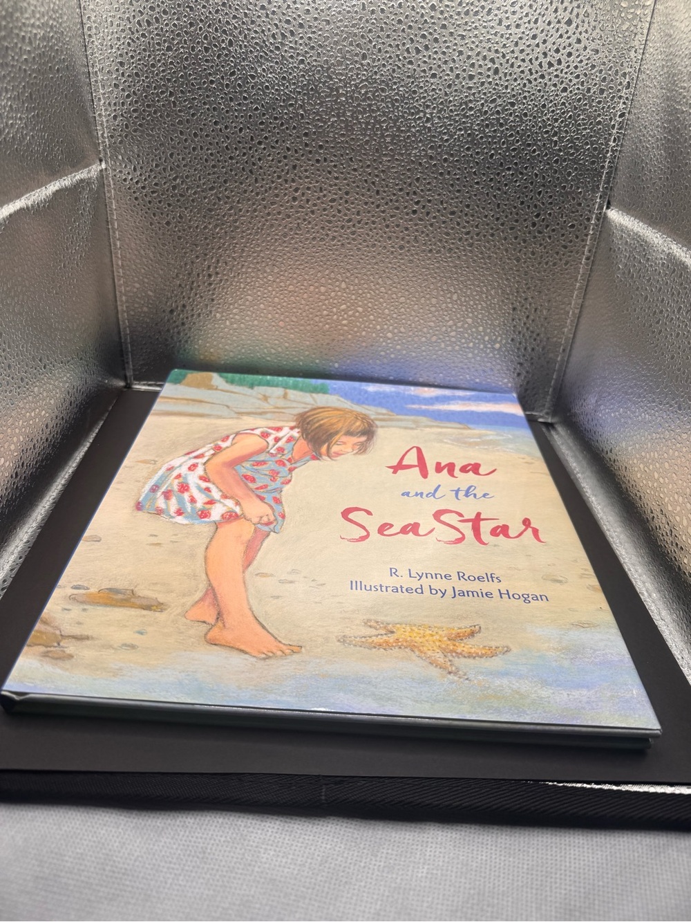 Ana and the Sea Star Children's Book - Illustrated Beach Story (Blue, Pink)